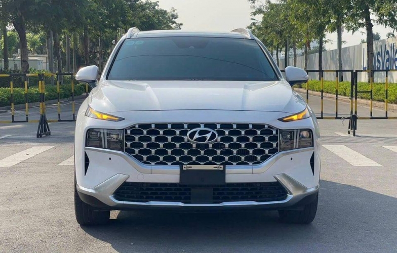 Bất ngờ mức khấu hao của Hyundai Santa Fe 2022 máy dầu sau 2 năm lăn bánh