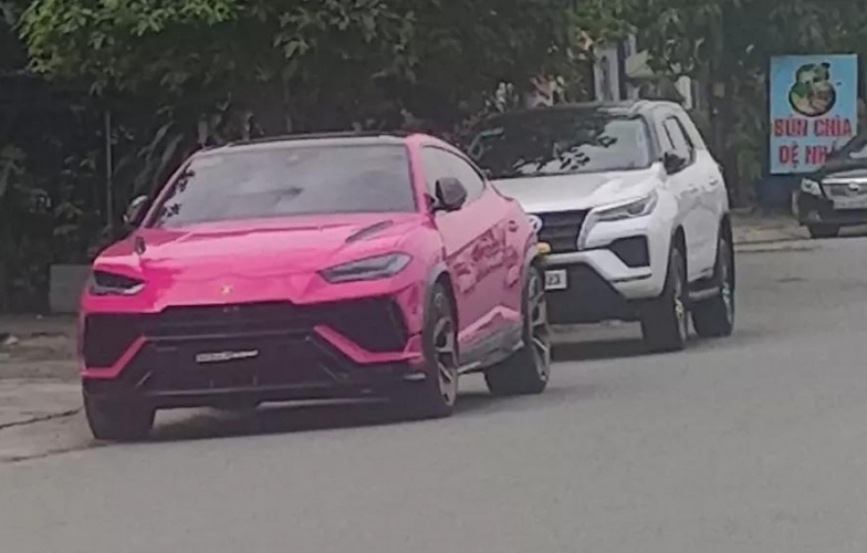 Siêu SUV Lamborghini Urus Performante màu độc xuất hiện trên đường phố Việt