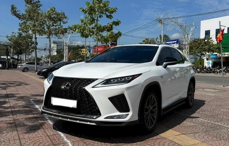 Lexus RX 300 F Sport 2021 chạy lướt 3 năm tại Việt Nam có giá thế nào trên sàn xe cũ?