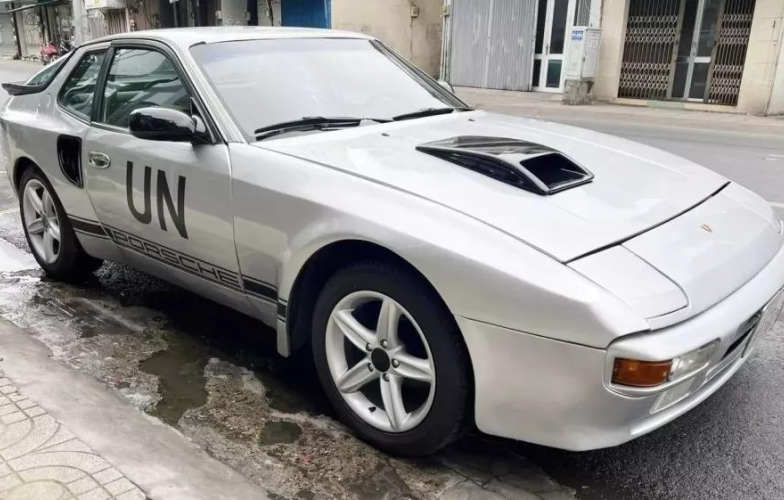 Chiếc Porsche 944 đời cổ của ông Đặng Lê Nguyên Vũ lần đầu xuống phố