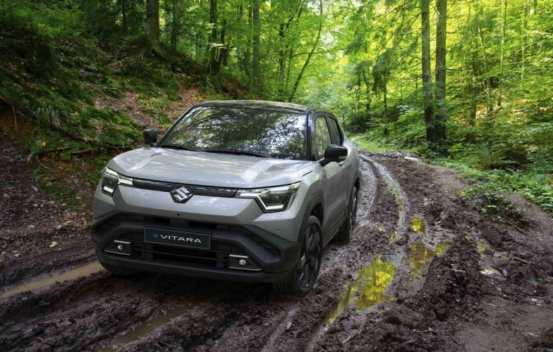 Suzuki Vitara bản điện khoe khả năng chạy off-road, có thể đi được 500 km/sạc