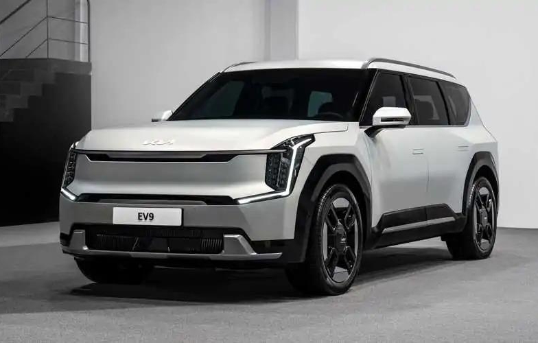 SUV điện Kia EV9 có thêm bản mới với giá 'mềm' hơn, chạy tối đa 374 km