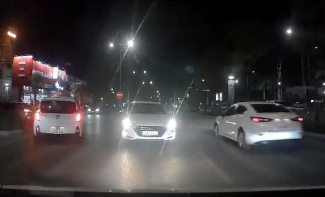 Bị xe ngược chiều bật đèn pha làm lóa mắt, tài xế nên xử lý ra sao?