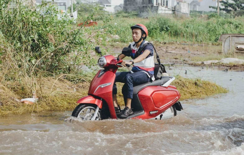 Xe máy điện có thực sự 'an toàn' khi mùa mưa đến?