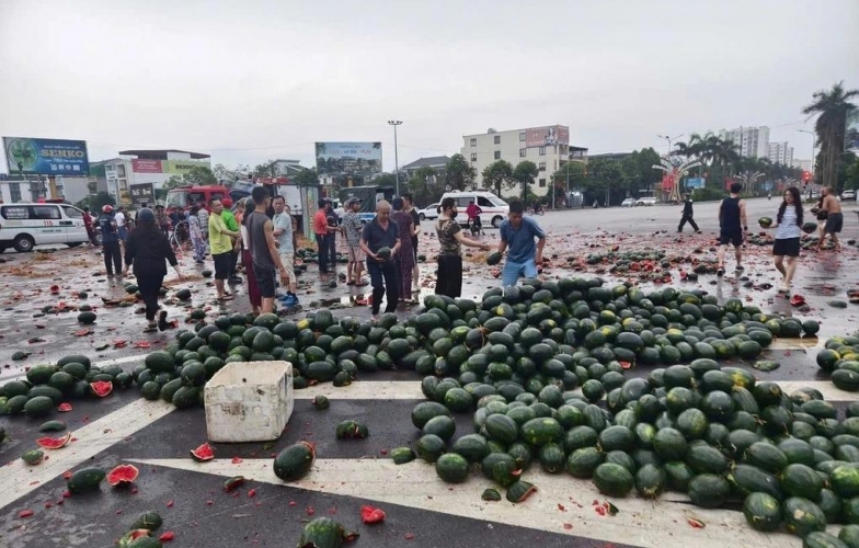 Vụ tai nạn xe tải chở dưa hấu: Người dân chung tay cứu hàng, tài xế không qua khỏi