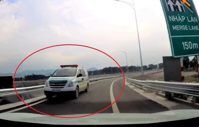 Xe cứu thương không bật còi ưu tiên, chạy ngược chiều tại lối vào cao tốc