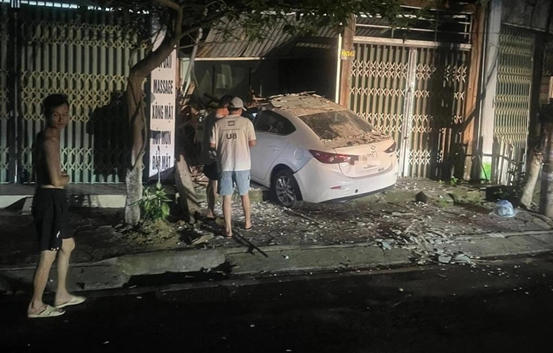 Va chạm giao thông lúc nửa đêm, tài xế ô tô con bỏ chạy rồi đâm vào cửa nhà dân