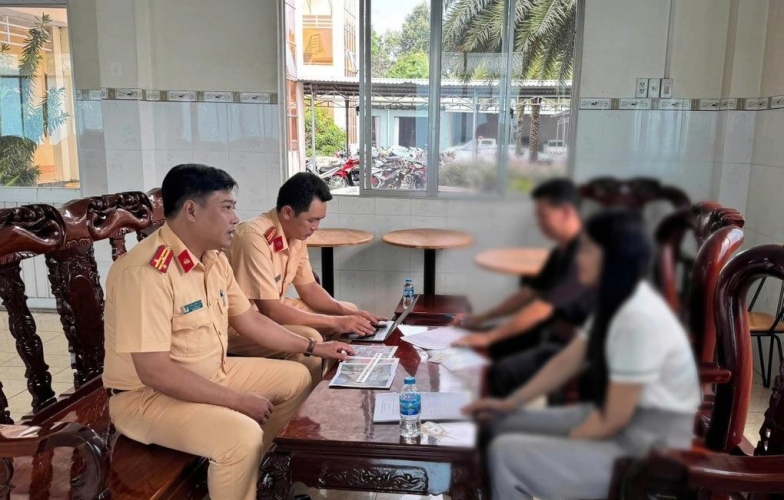 Vụ người phụ nữ đi xe máy đuổi theo đập vỡ kính ô tô giữa phố: Hé lộ nguyên nhân phía sau