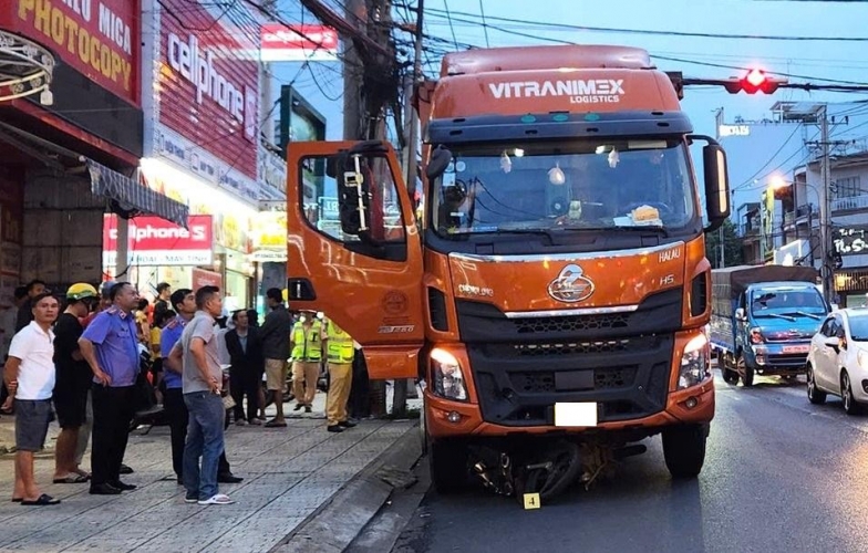 Vụ xe tải tự trôi cán tử vong người dừng đèn đỏ: Ai phải chịu trách nhiệm?