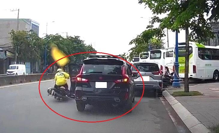 Va chạm do mở cửa xe thiếu quan sát: Cảnh báo thói quen nguy hiểm của nhiều tài xế ô tô