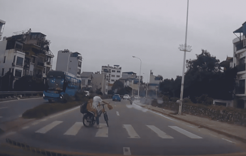 Ô tô phóng nhanh qua gờ giảm tốc, suýt đâm vào học sinh đi xe đạp