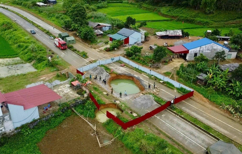 Bắc Kạn: Dừng tìm kiếm nạn nhân nghi rơi xuống 'hố tử thần' sau hơn nửa tháng nỗ lực