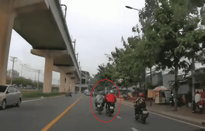 Thanh niên áo đỏ ra chân đạp ngã người đi xe máy giữa phố: Công an vào cuộc xác minh