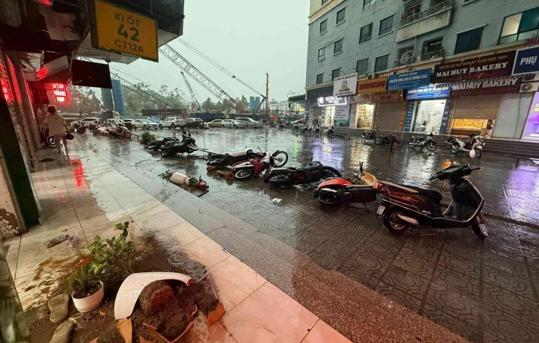 Giông lốc bất ngờ quét qua miền Bắc: Hà Nội - Quảng Ninh thiệt hại nặng, lật tàu du lịch khiến hàng chục người tử nạn