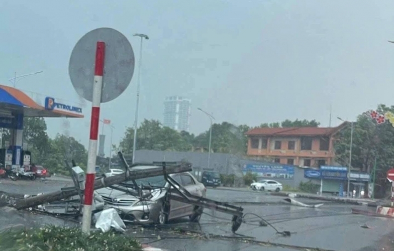Lái xe gặp giông lốc: Những kỹ năng sống còn tài xế cần nắm vững để đảm bảo an toàn