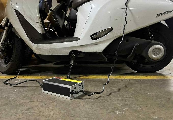 Sạc xe máy điện tại nhà sao cho an toàn? Những lưu ý quan trọng để tránh cháy nổ