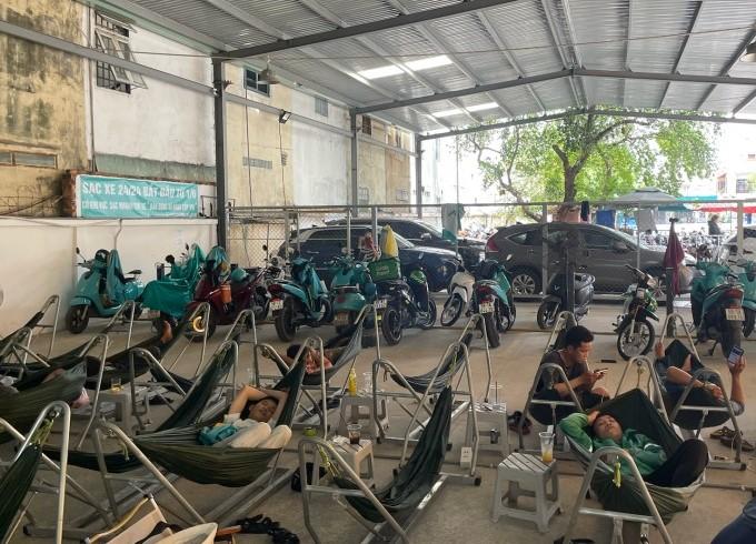 Nở rộ quán cà phê kiêm trạm sạc xe điện: Tiện lợi hay tiềm ẩn nguy cơ cháy nổ?
