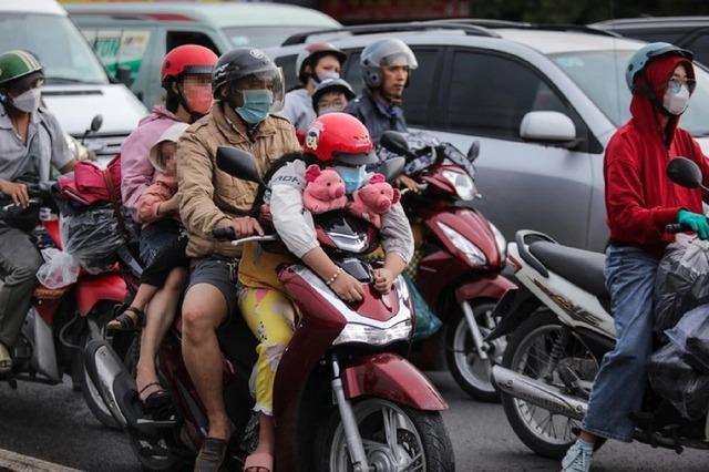 Chở trẻ em trên xe máy: Nhiều phụ huynh vô tình vi phạm luật vì thiếu hiểu biết