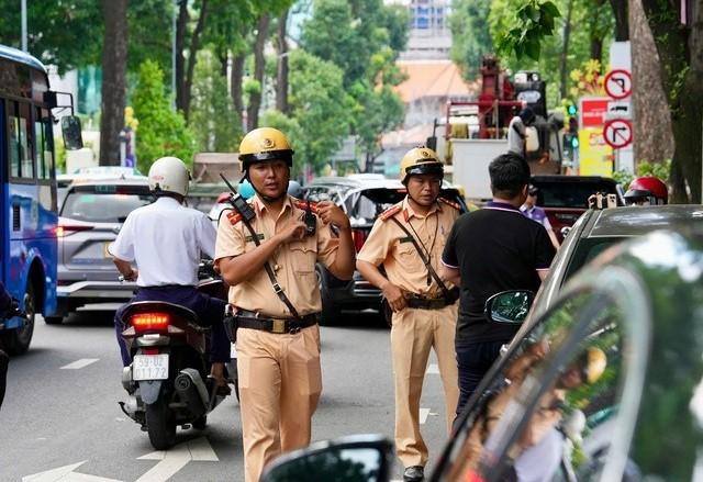 Ô tô muốn dừng khi gặp sự cố: Chỉ bật đèn khẩn cấp là không đủ, tài xế cần làm đúng quy trình để đảm bảo an toàn