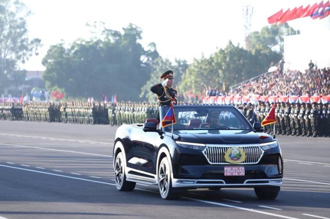 Xe điện VinFast VF 9 mui trần xuất hiện tại lễ diễu binh, diễu hành kỷ niệm 50 năm Quốc khánh Lào