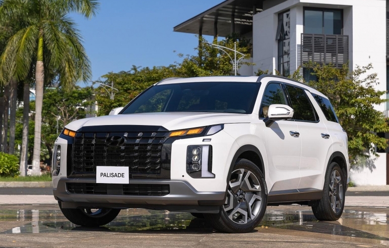 Tháng 12 sôi động: Loạt xe gầm cao tỷ đồng loạt 'xả kho', mức giảm lên đến vài trăm triệu đồng