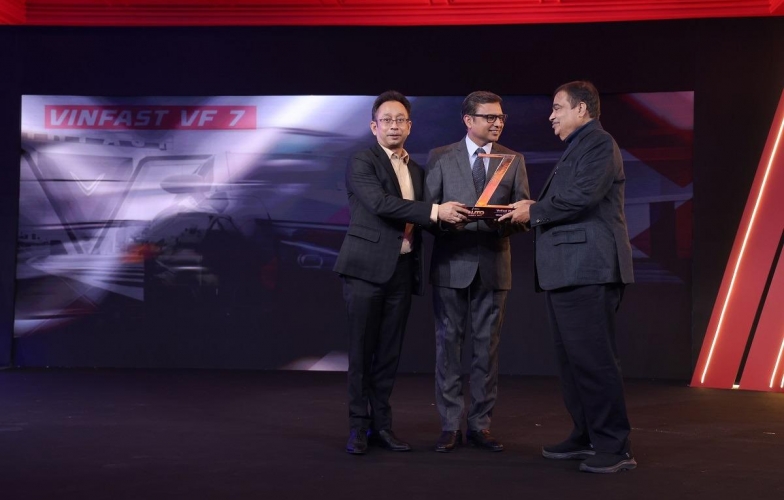 VinFast VF 7 thắng giải 'Thiết kế của Năm' tại sự kiện Zee Media Auto Summit 2025 ở Ấn Độ