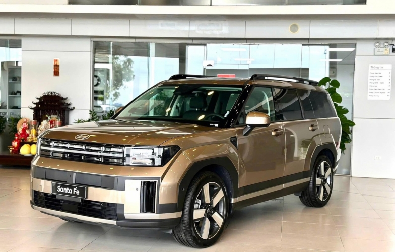 Hyundai Santa Fe được đại lý giảm giá tới 240 triệu đồng, chạm vùng giá của CUV hạng C