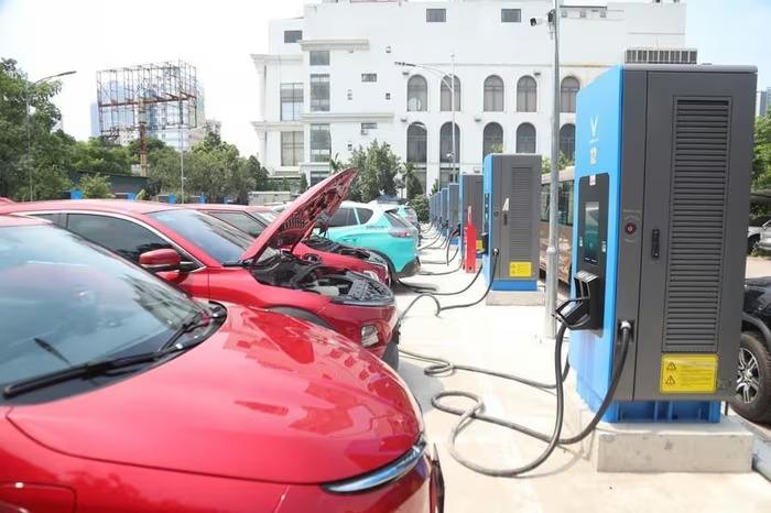 Hà Nội đề xuất thí điểm trạm sạc, tủ đổi pin xe điện tại các bãi đỗ công cộng