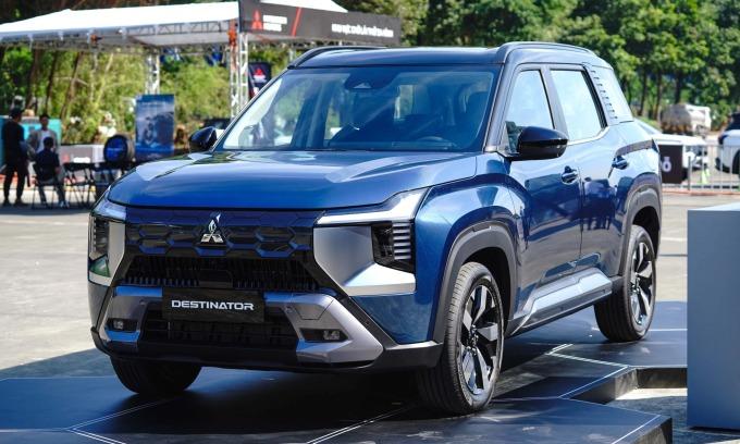 Những mẫu xe 7 chỗ đa dụng vừa mở bán tại Việt Nam tháng cuối năm