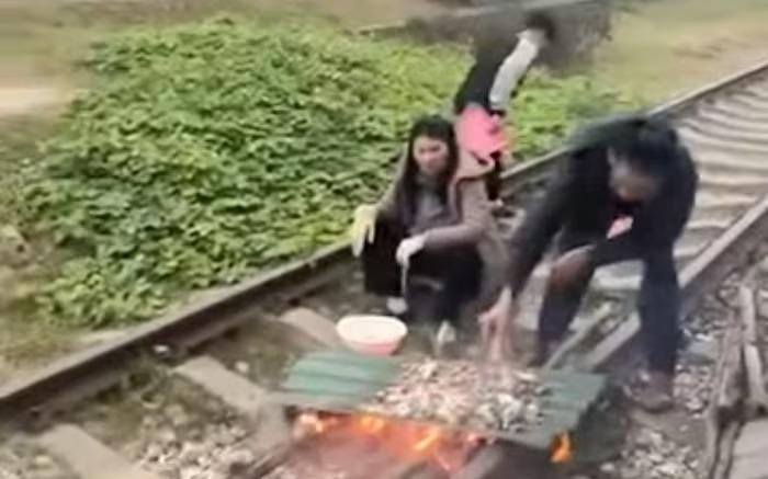 Cái kết đắng cho gia đình nướng đồ ăn trên đường ray, quay clip đăng lên Tiktok