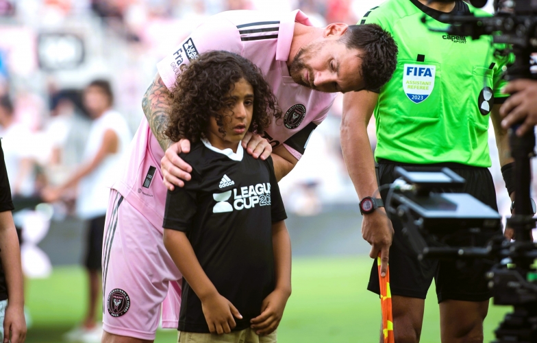 Khiến trẻ em khóc như mưa, Messi liền có cử chỉ ấm lòng