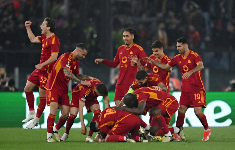 Thi đấu thiếu người, Roma vẫn có vé vào bán kết Europa League