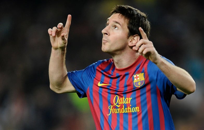 Tại sao Messi lại giơ tay lên trời sau khi ghi bàn?