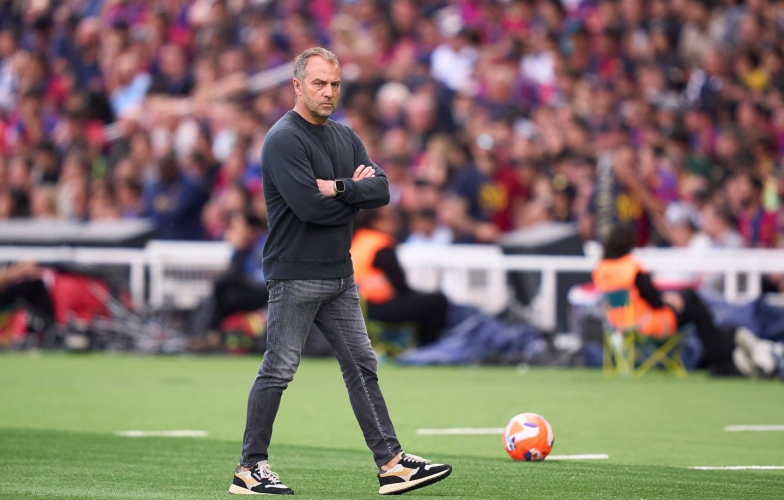 HLV Hansi Flick chỉ thẳng người hùng của Barca trước Real