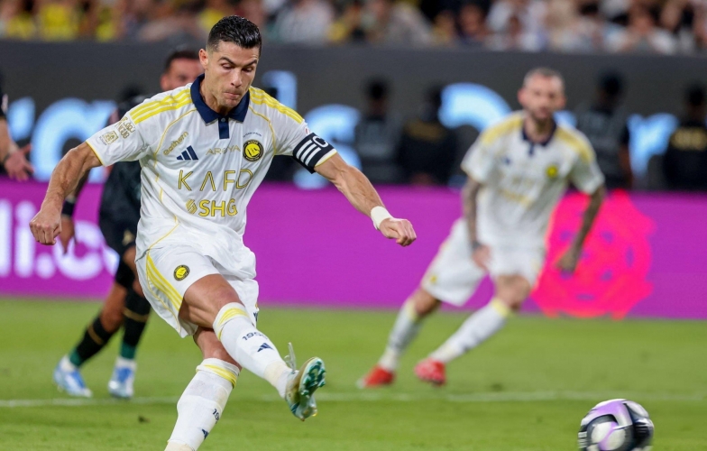 Ronaldo trượt pen rồi ghi bàn, giúp Al Nassr hạ Al Khaleej