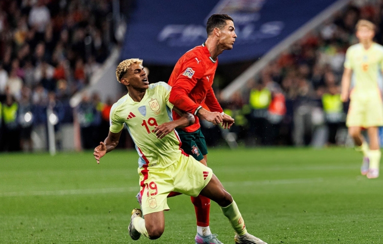 Cổ động viên: 'Ronaldo đã thay Messi tắm cho Yamal'