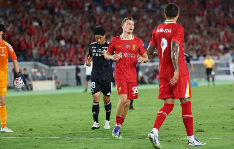 Tân binh tỏa sáng, Liverpool ngược dòng đánh bại đội Nhật Bản