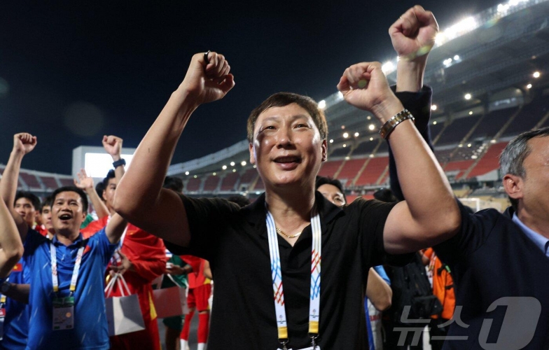 Báo Hàn Quốc dùng 2 từ ca ngợi HLV Kim Sang Sik sau khi giành HCV SEA Games