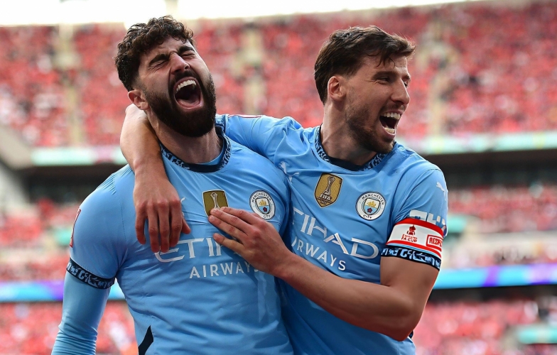 'Hòn đá tảng' của Man City gãy chân, Pep gặp khủng hoảng