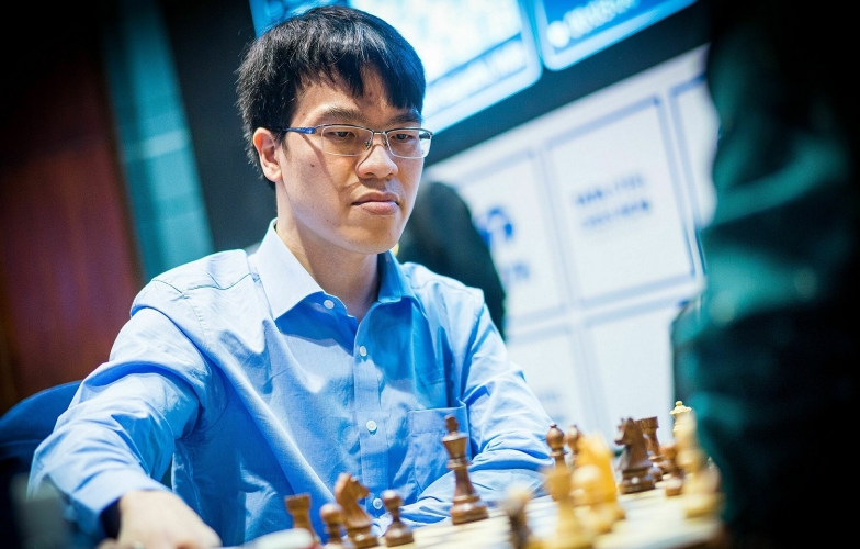 “Vua cờ” Carlsen đập bàn tiếc nuối khi để Lê Quang Liêm cầm hòa