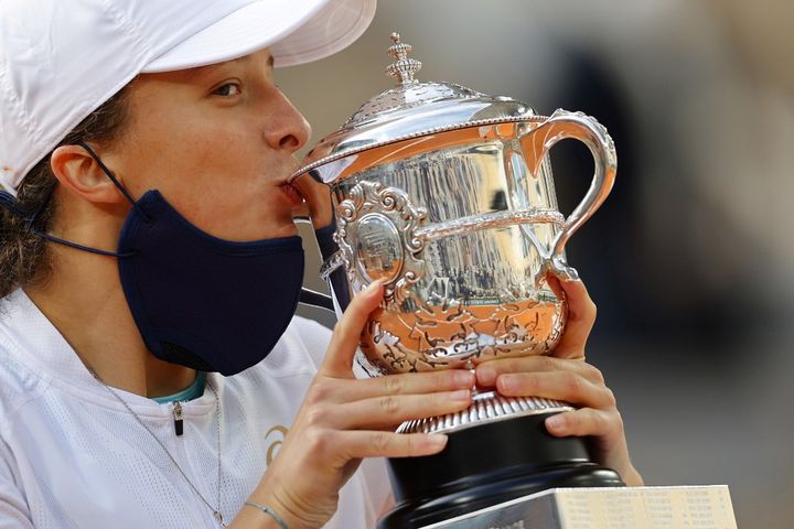 Iga Swiatek san bằng kỉ lục của huyền thoại quần vợt Mỹ sau khi vô địch Roland Garros