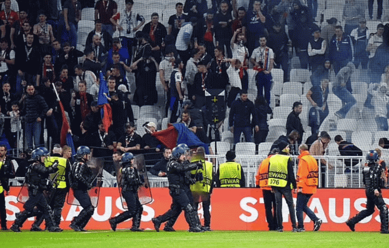 CĐV Lyon bạo loạn, đòi lao vào sân đánh cầu thủ sau trận thua West Ham