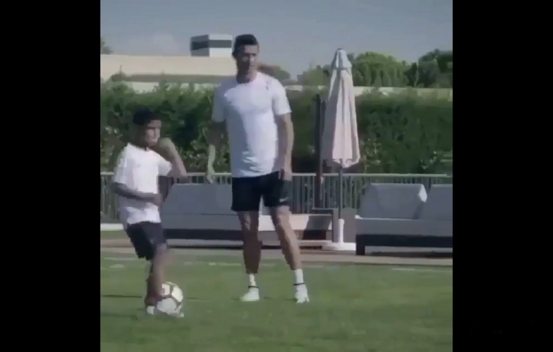 Con trai Ronaldo dứt điểm đẳng cấp, lập 'hattrick' vào lưới huyền thoại MU