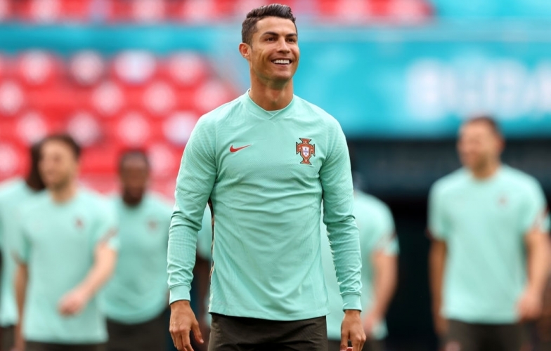Ronaldo chơi trội, công khai ‘đối đầu’ UEFA tại EURO 2021