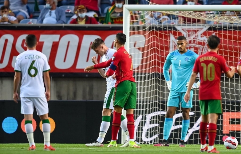 Ronaldo gây phẫn nộ, thoát thẻ đỏ với cú đánh thẳng mặt đối thủ