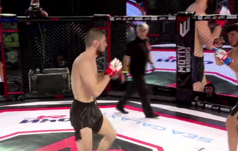 VIDEO: Xuất hiện pha 'knockout của năm' khiến đối thủ nằm sàn sau 17 giây