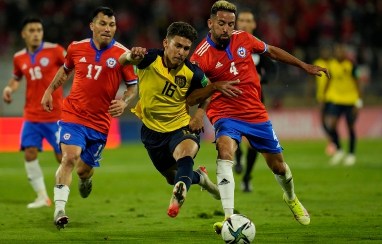 Chile 'phơi áo' trước Ecuador trên sân nhà