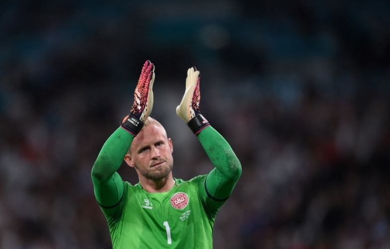 CĐV Anh bị lên án vì 'tấn công' mắt của thủ môn ĐT Đan Mạch