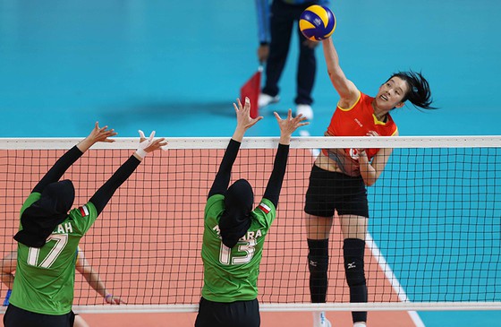 Bóng chuyền nữ Việt Nam đập tan giấc mơ chiến thắng của tuyển Indonesia tại Asiad 18