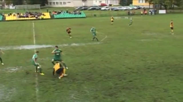 Video bóng đá: Trận đấu bóng dưới mặt sân đầy nước